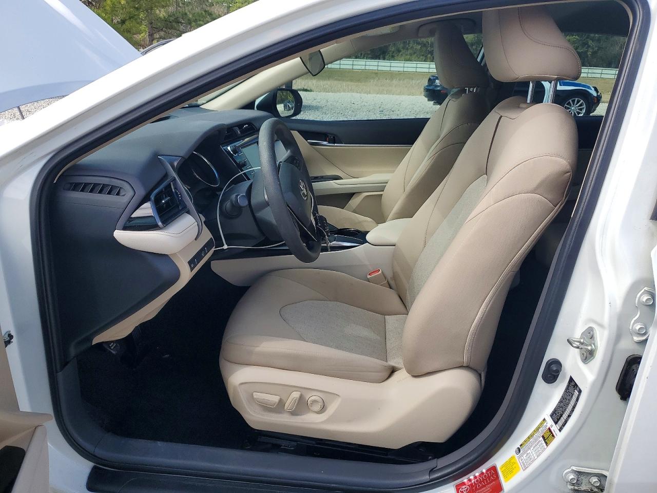 2020 TOYOTA CAMRY LE photo 13