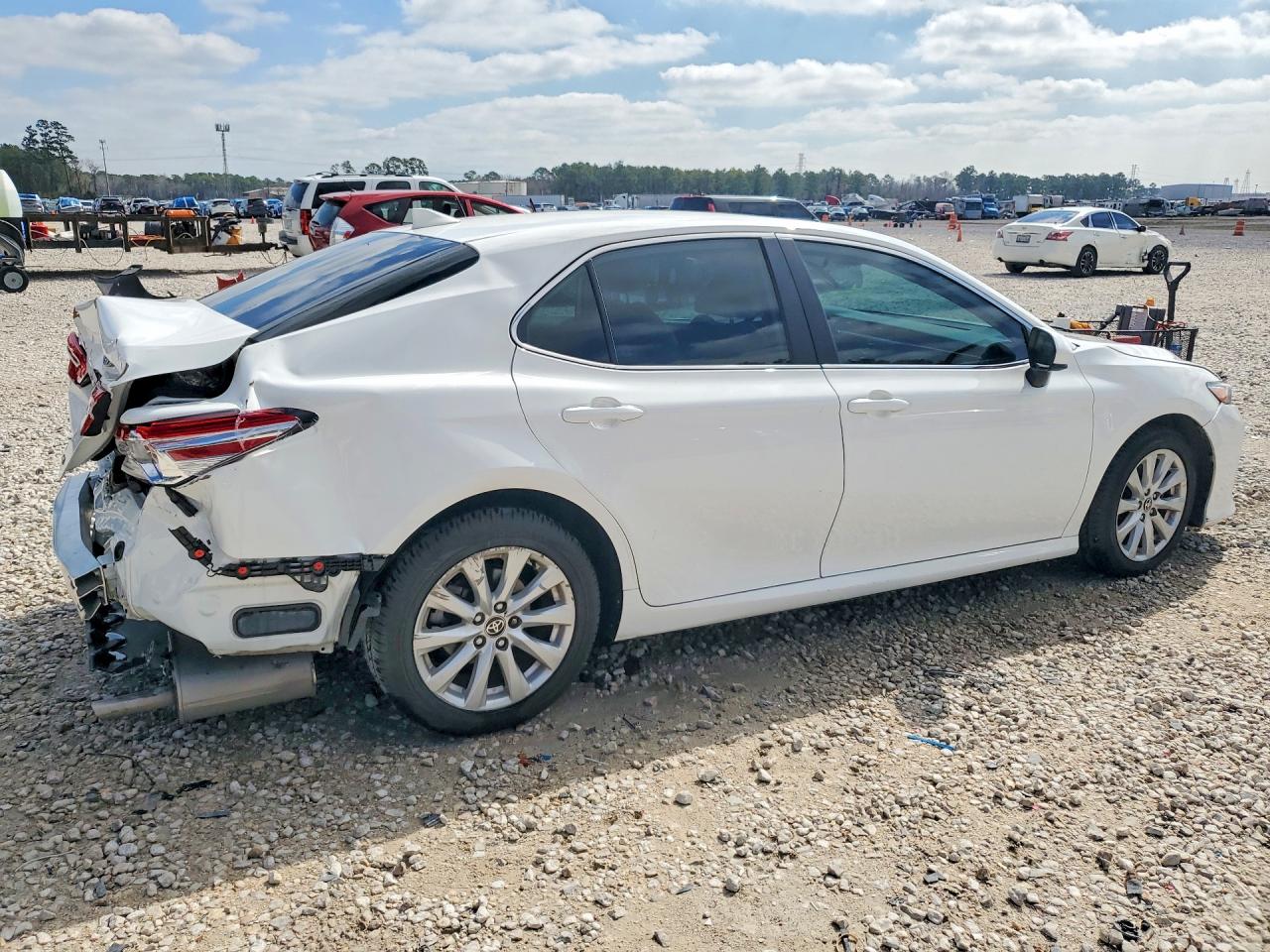 2020 TOYOTA CAMRY LE photo 5