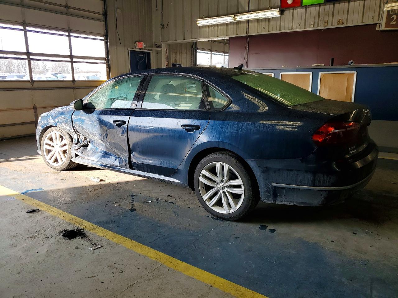 2019 VOLKSWAGEN PASSAT WOLFSBURG photo 2