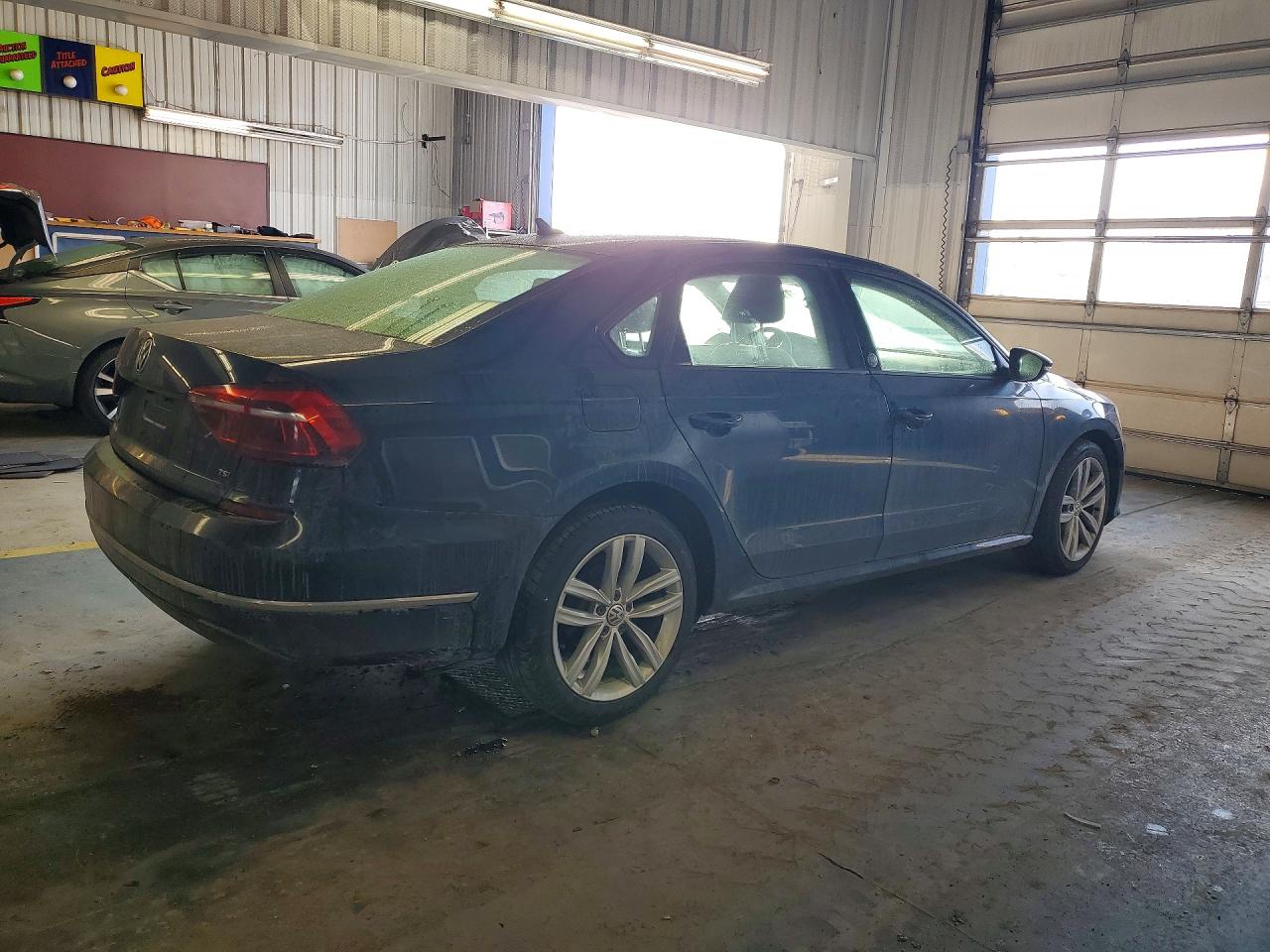 2019 VOLKSWAGEN PASSAT WOLFSBURG photo 3