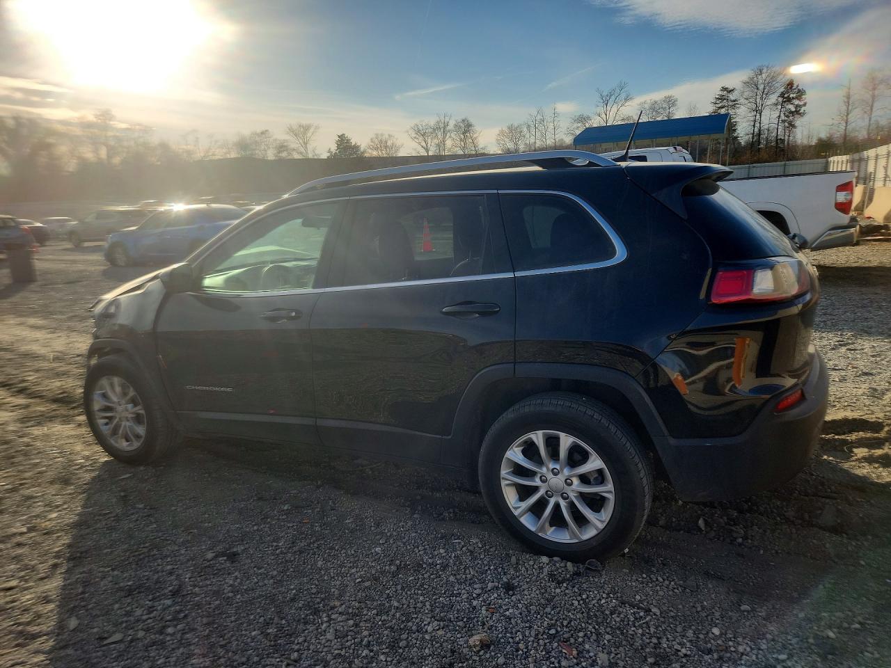 2019 JEEP CHEROKEE photo 4
