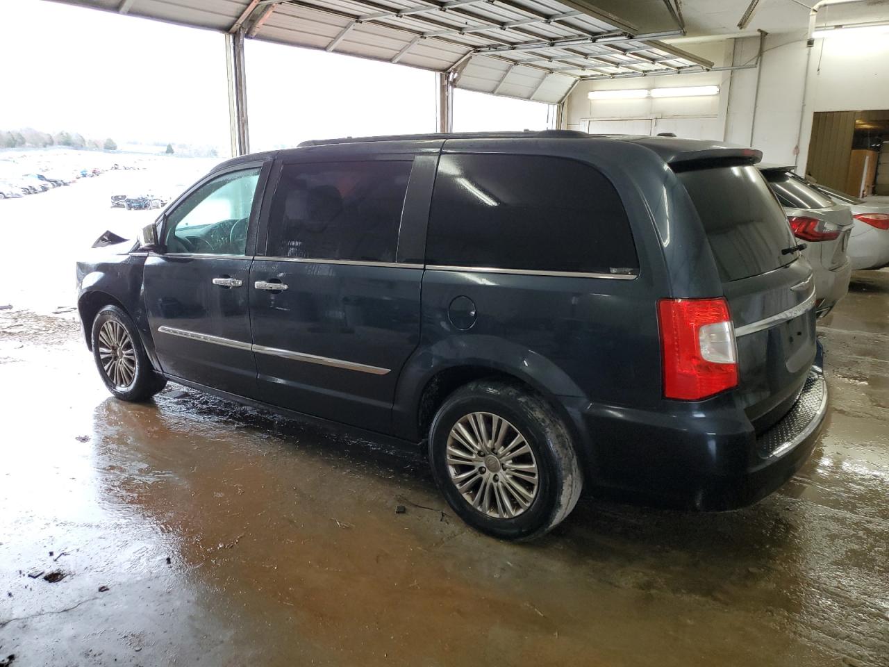 2013 CHRYSLER TOWN & COUNTRY TOURING L photo 3