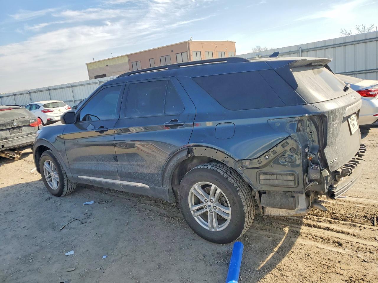 2023 FORD EXPLORER XLT photo 3