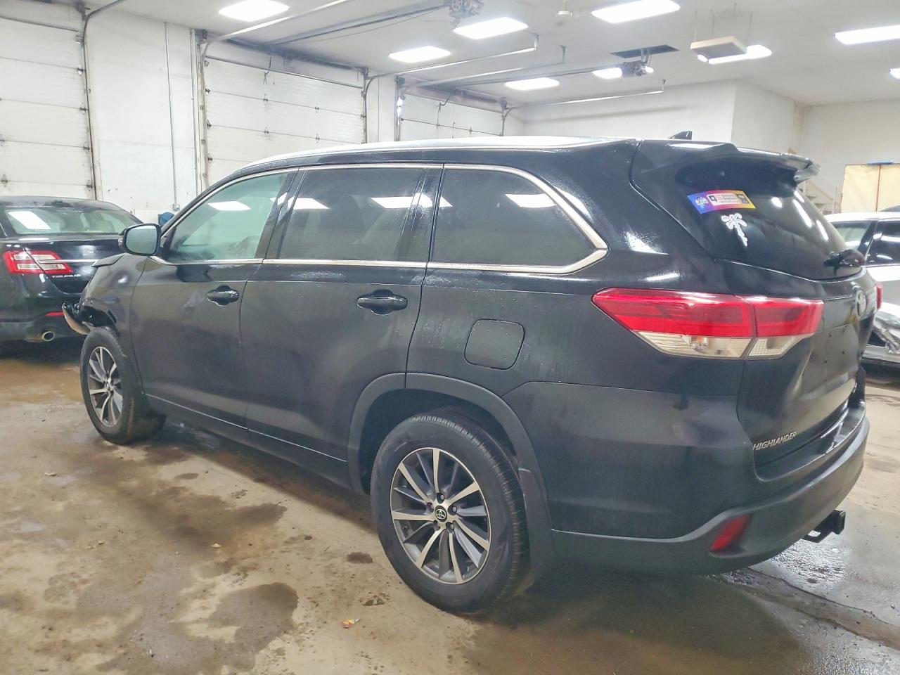 2017 TOYOTA HIGHLANDER SE photo 4
