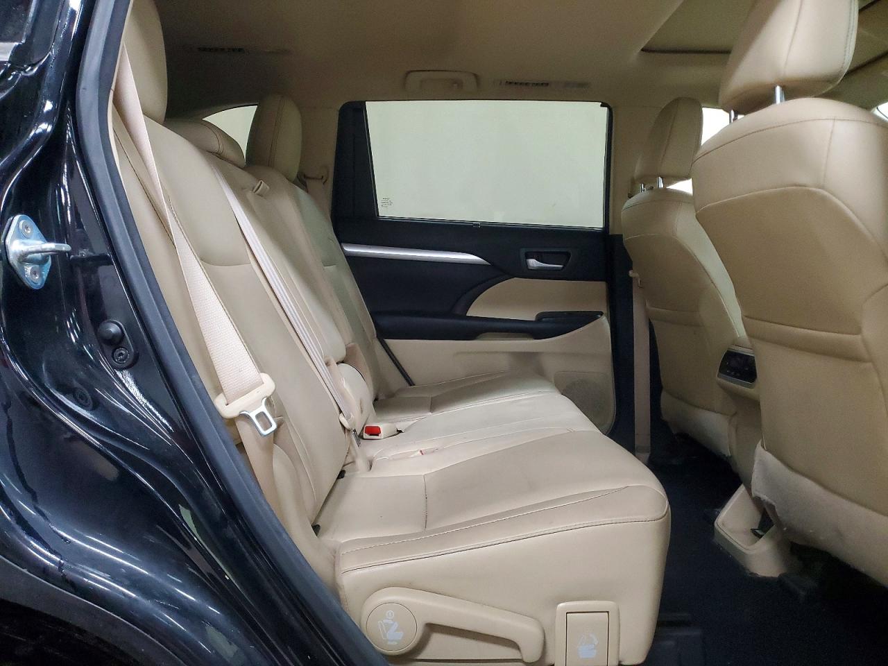 2017 TOYOTA HIGHLANDER SE photo 31
