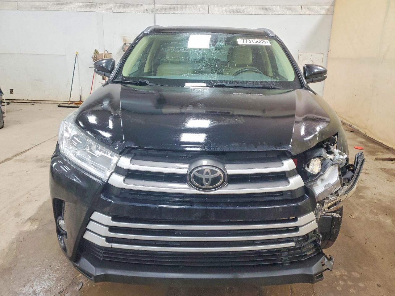 2017 TOYOTA HIGHLANDER SE photo 13