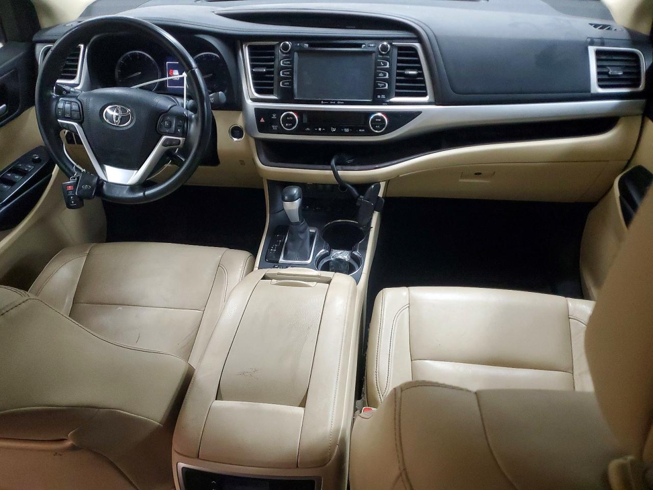 2017 TOYOTA HIGHLANDER SE photo 22