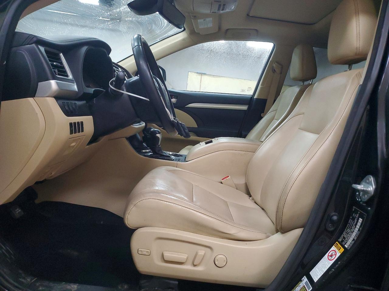 2017 TOYOTA HIGHLANDER SE photo 19