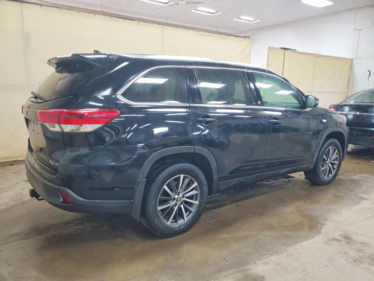 2017 TOYOTA HIGHLANDER SE photo 7