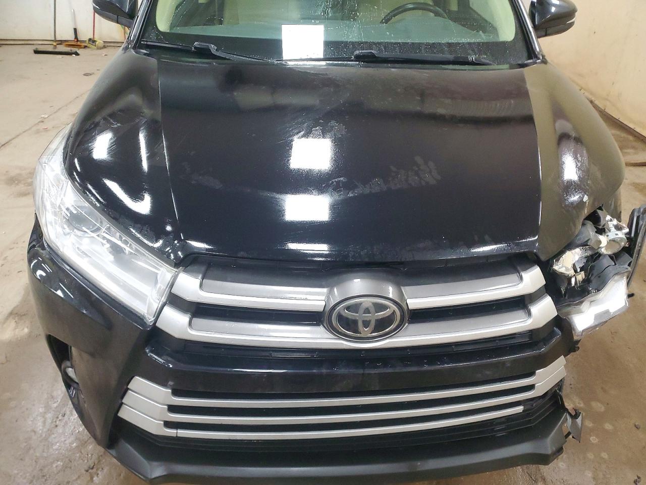 2017 TOYOTA HIGHLANDER SE photo 34