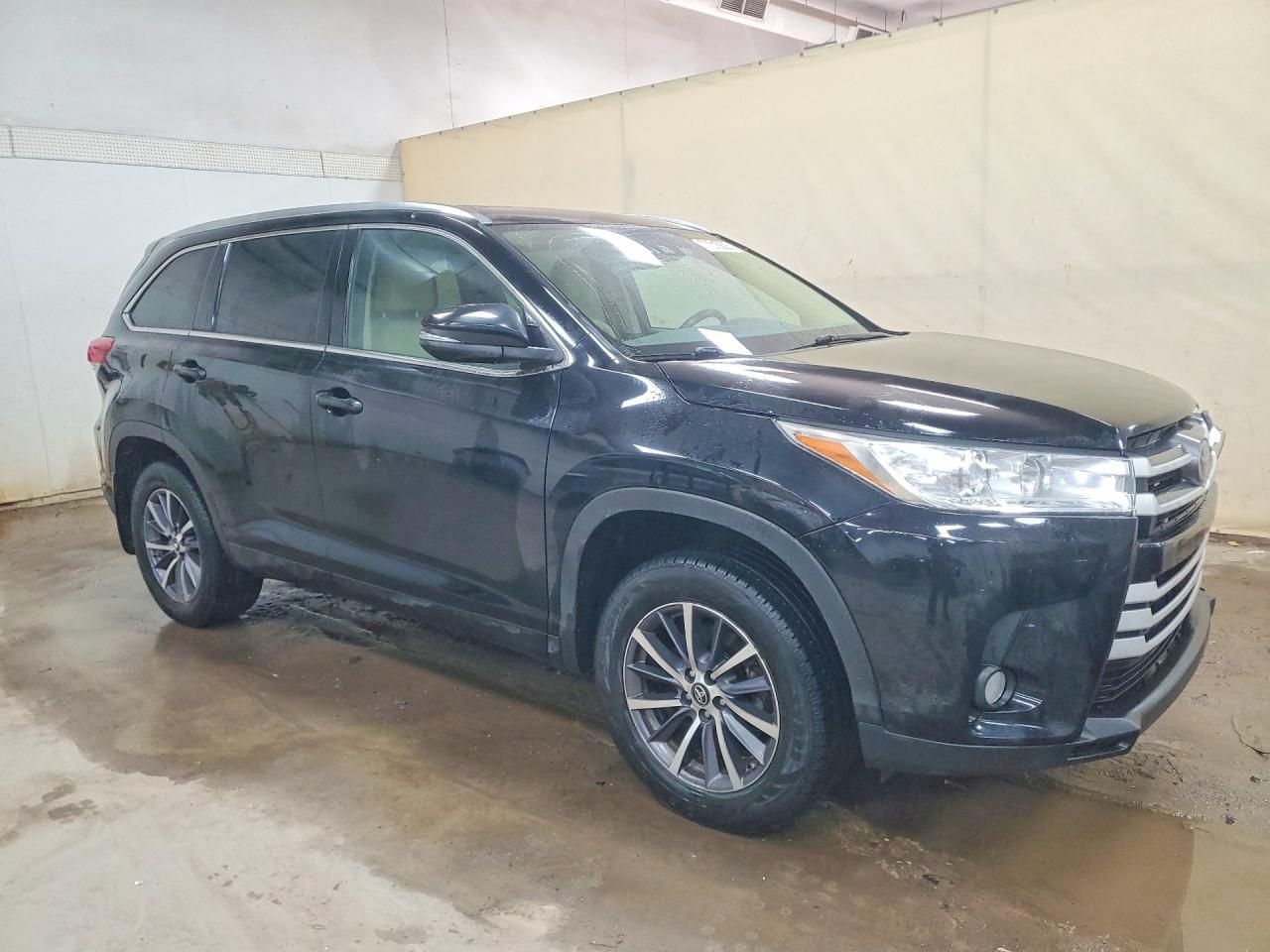 2017 TOYOTA HIGHLANDER SE photo 10