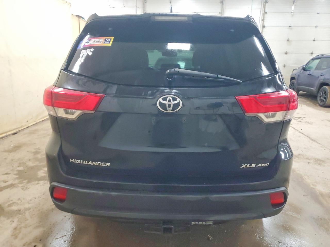 2017 TOYOTA HIGHLANDER SE photo 16