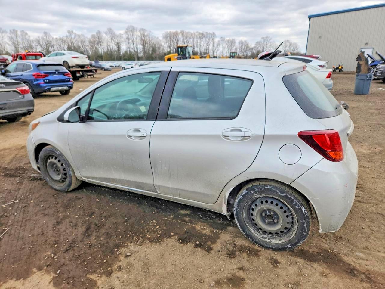 2017 TOYOTA YARIS photo 2