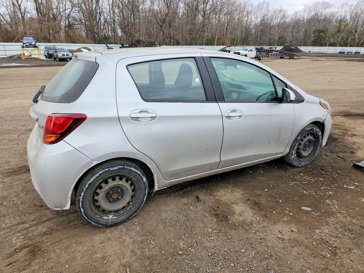 2017 TOYOTA YARIS photo 3