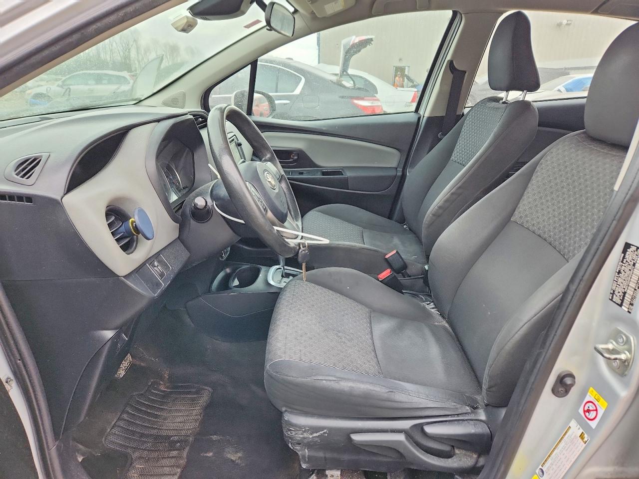 2017 TOYOTA YARIS photo 7