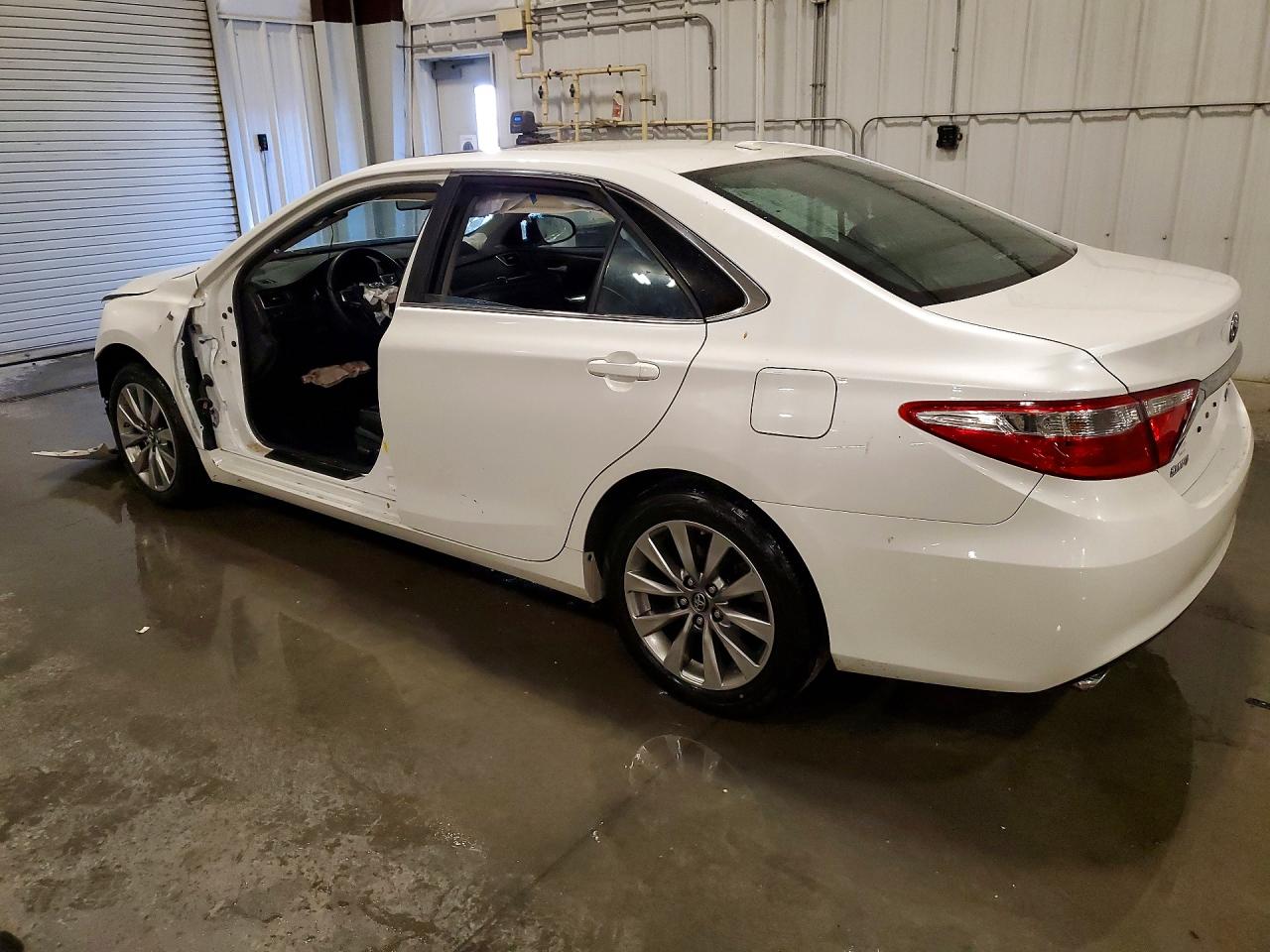 2016 TOYOTA CAMRY photo 2