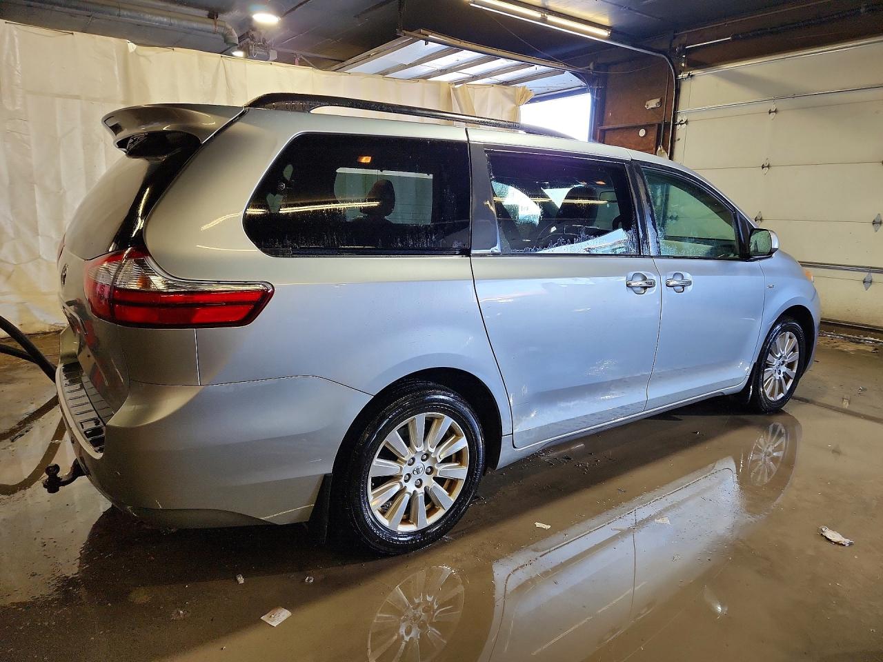 2017 TOYOTA SIENNA XLE 7-PASSENGER photo 5