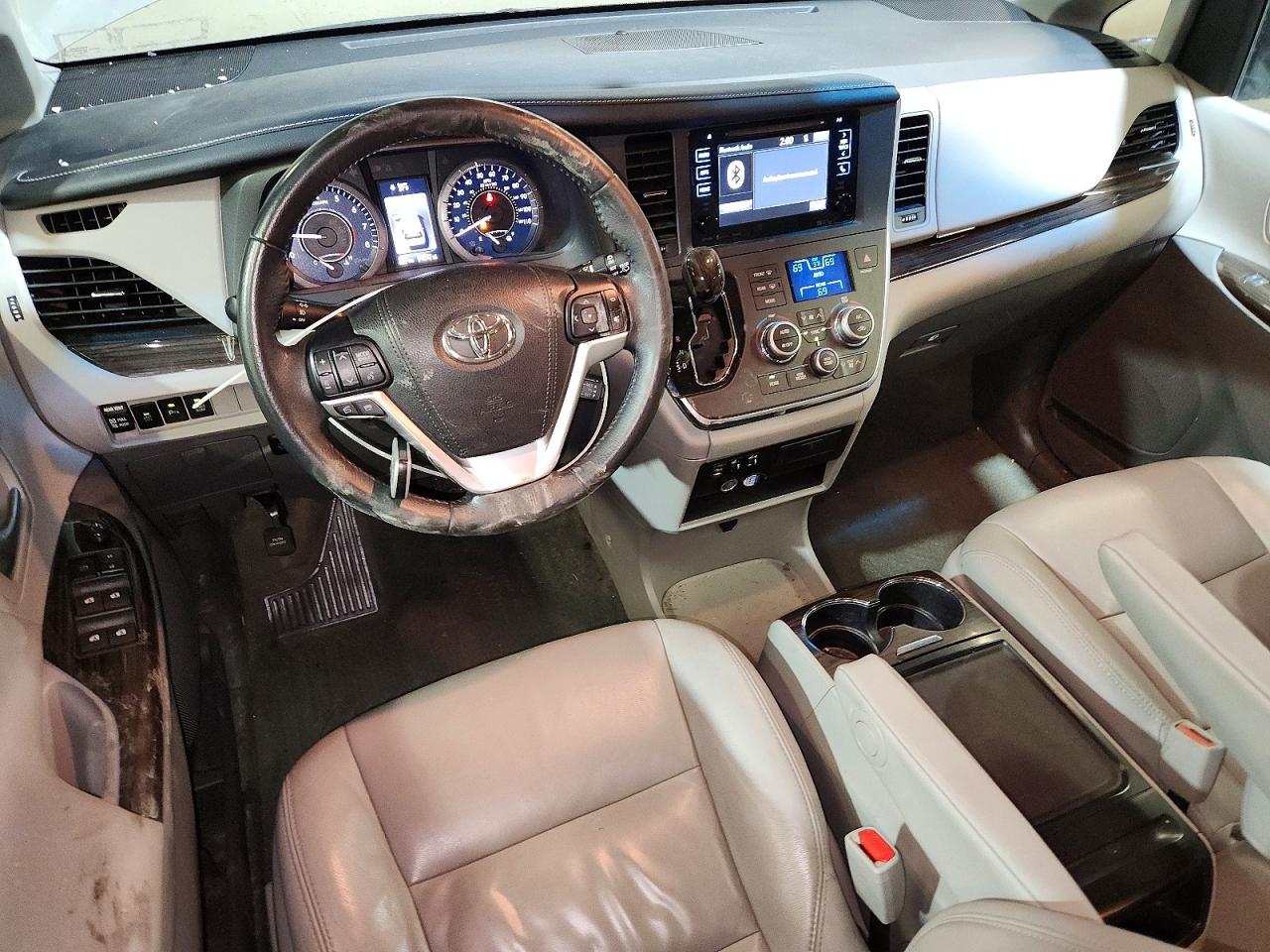 2017 TOYOTA SIENNA XLE 7-PASSENGER photo 15