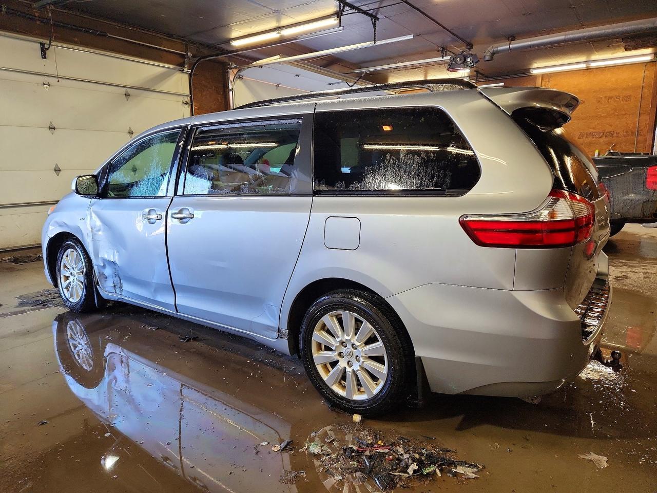 2017 TOYOTA SIENNA XLE 7-PASSENGER photo 3