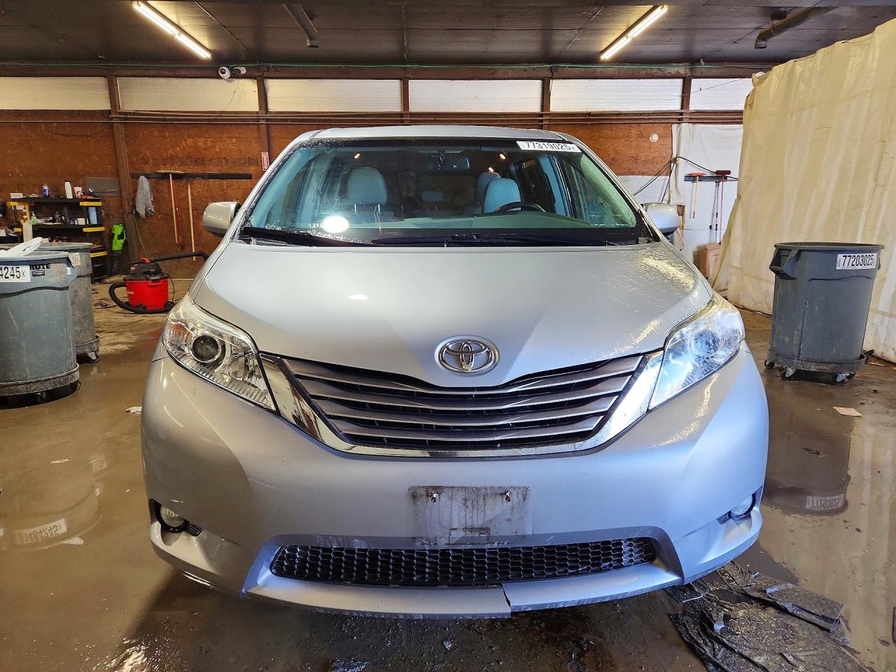 2017 TOYOTA SIENNA XLE 7-PASSENGER photo 9