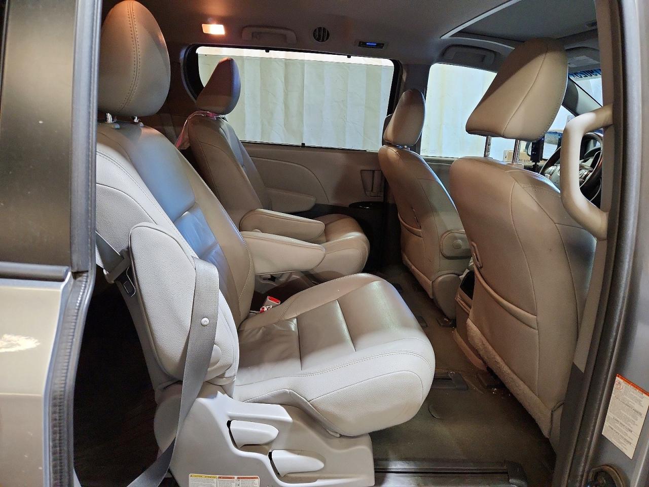 2017 TOYOTA SIENNA XLE 7-PASSENGER photo 21