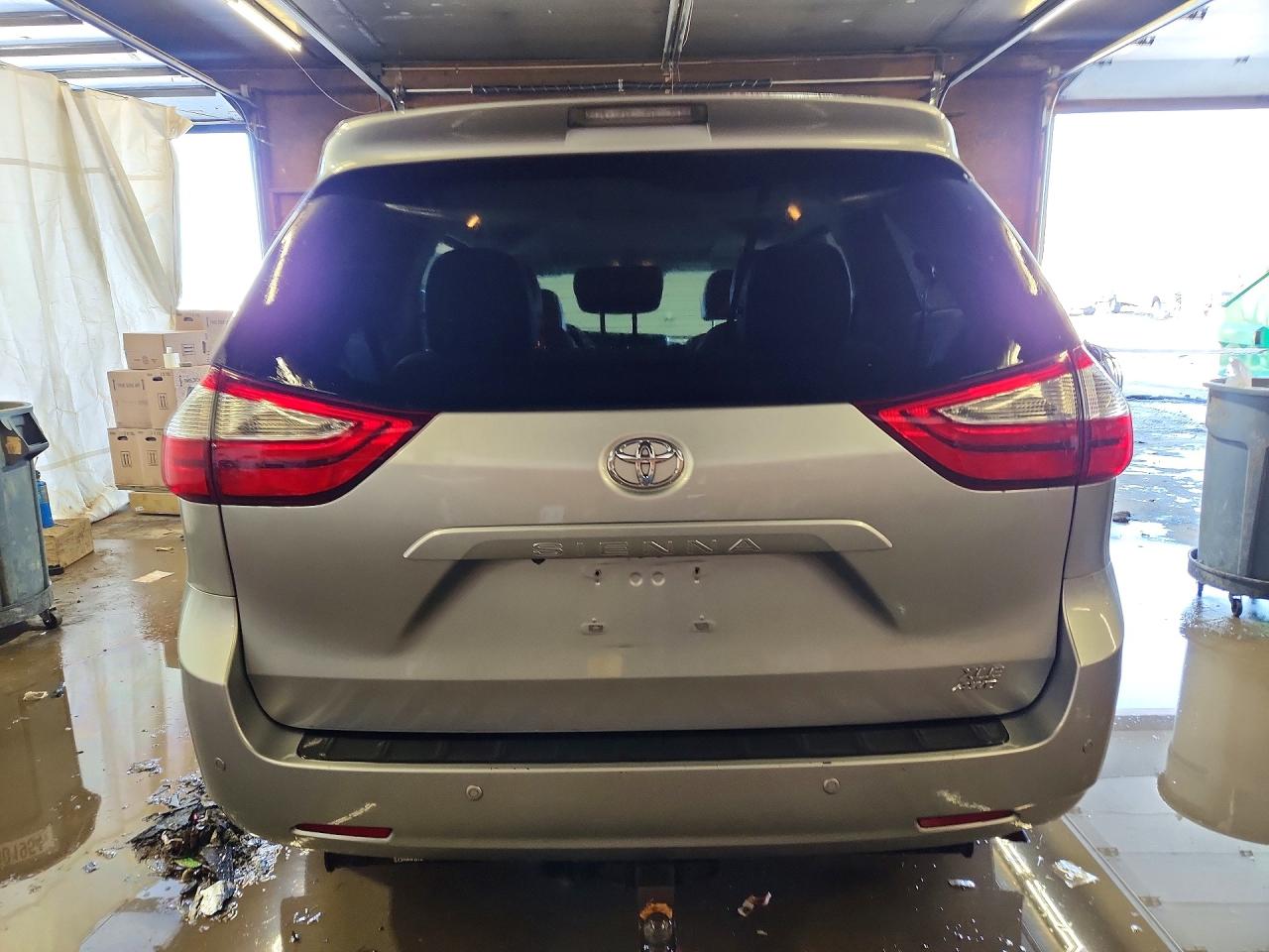 2017 TOYOTA SIENNA XLE 7-PASSENGER photo 11