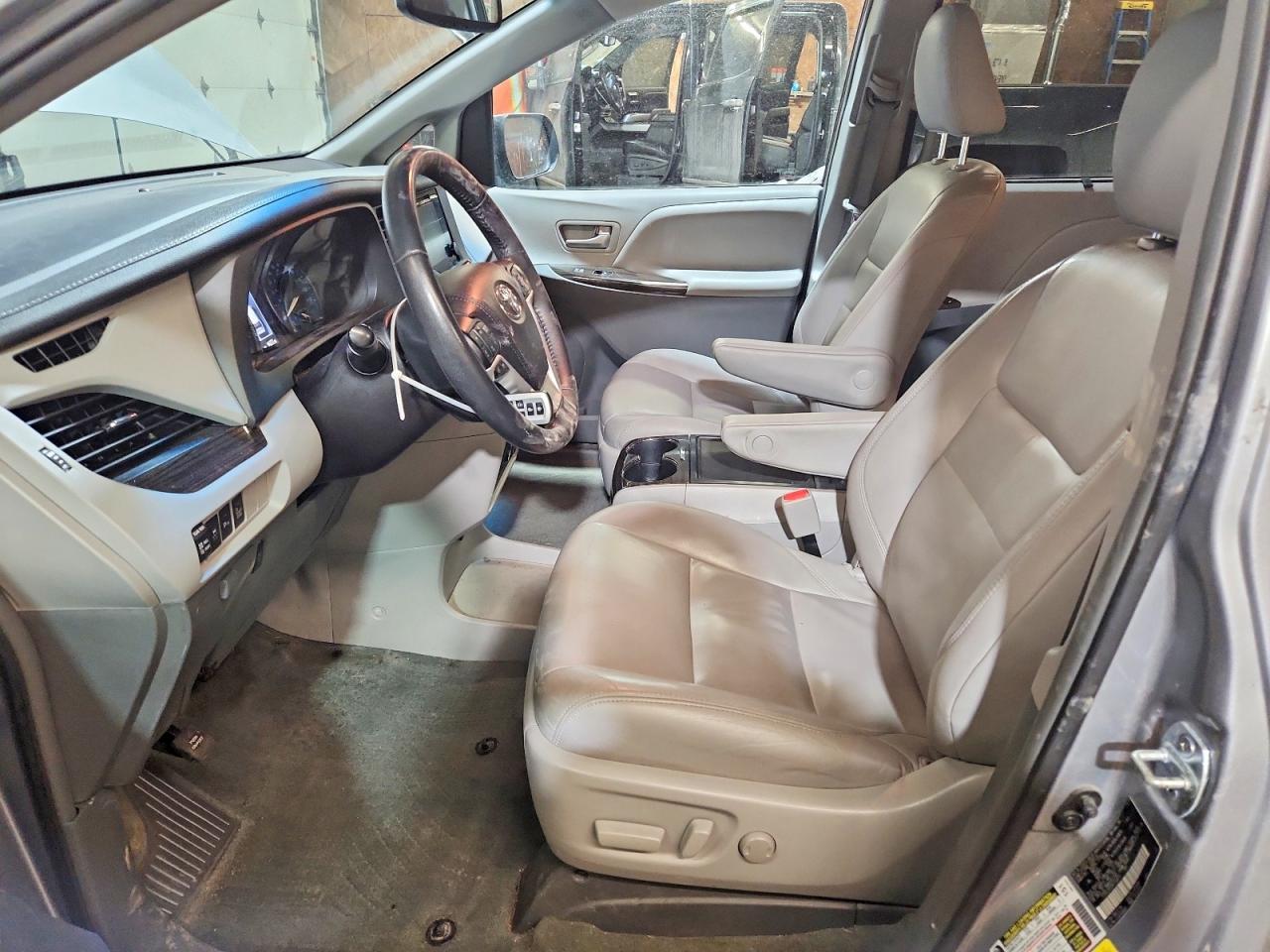 2017 TOYOTA SIENNA XLE 7-PASSENGER photo 13