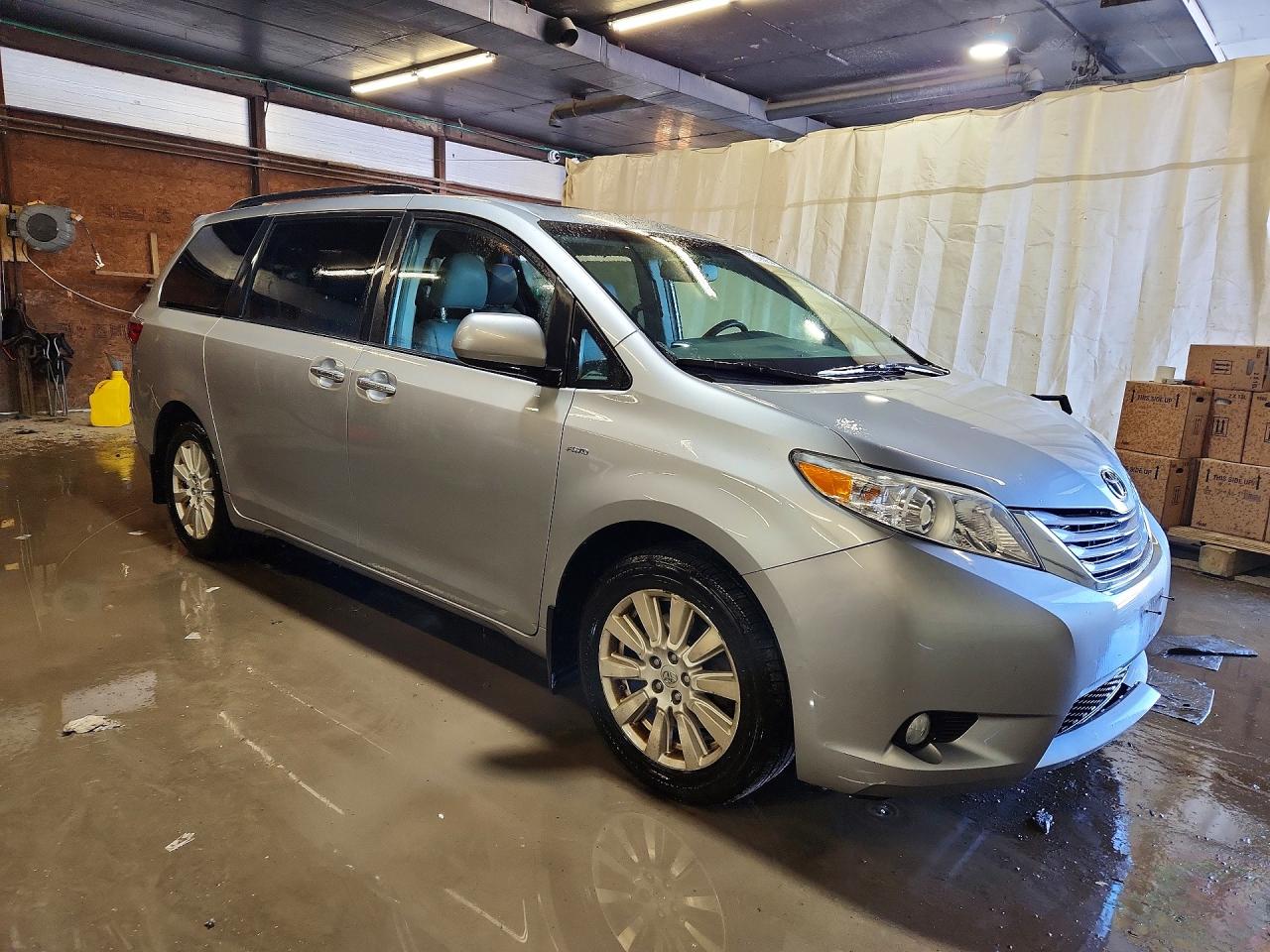 2017 TOYOTA SIENNA XLE 7-PASSENGER photo 7