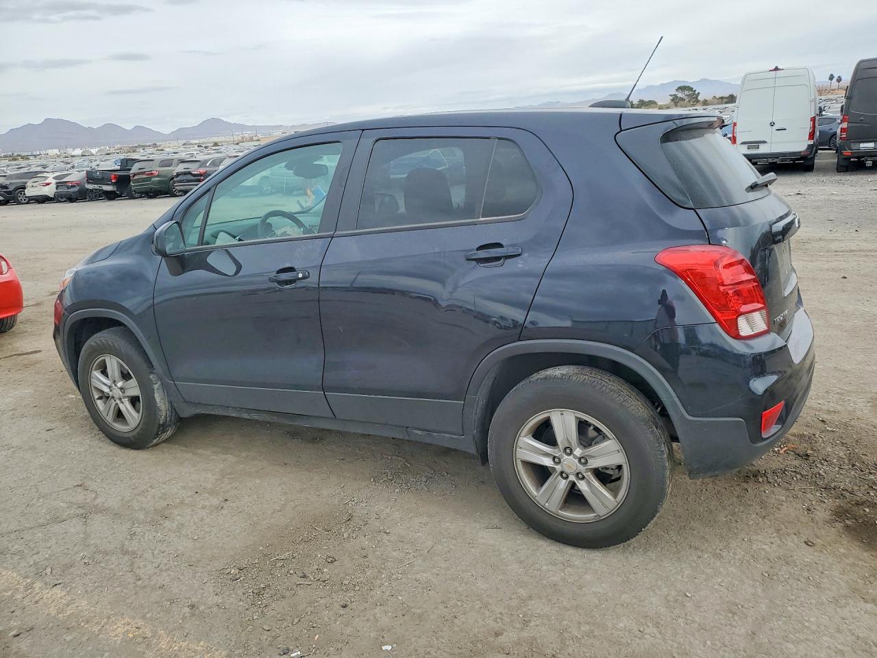 2022 CHEVROLET TRAX LS photo 3