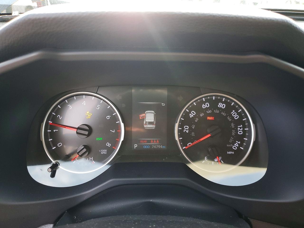 2021 TOYOTA RAV4 XLE photo 25