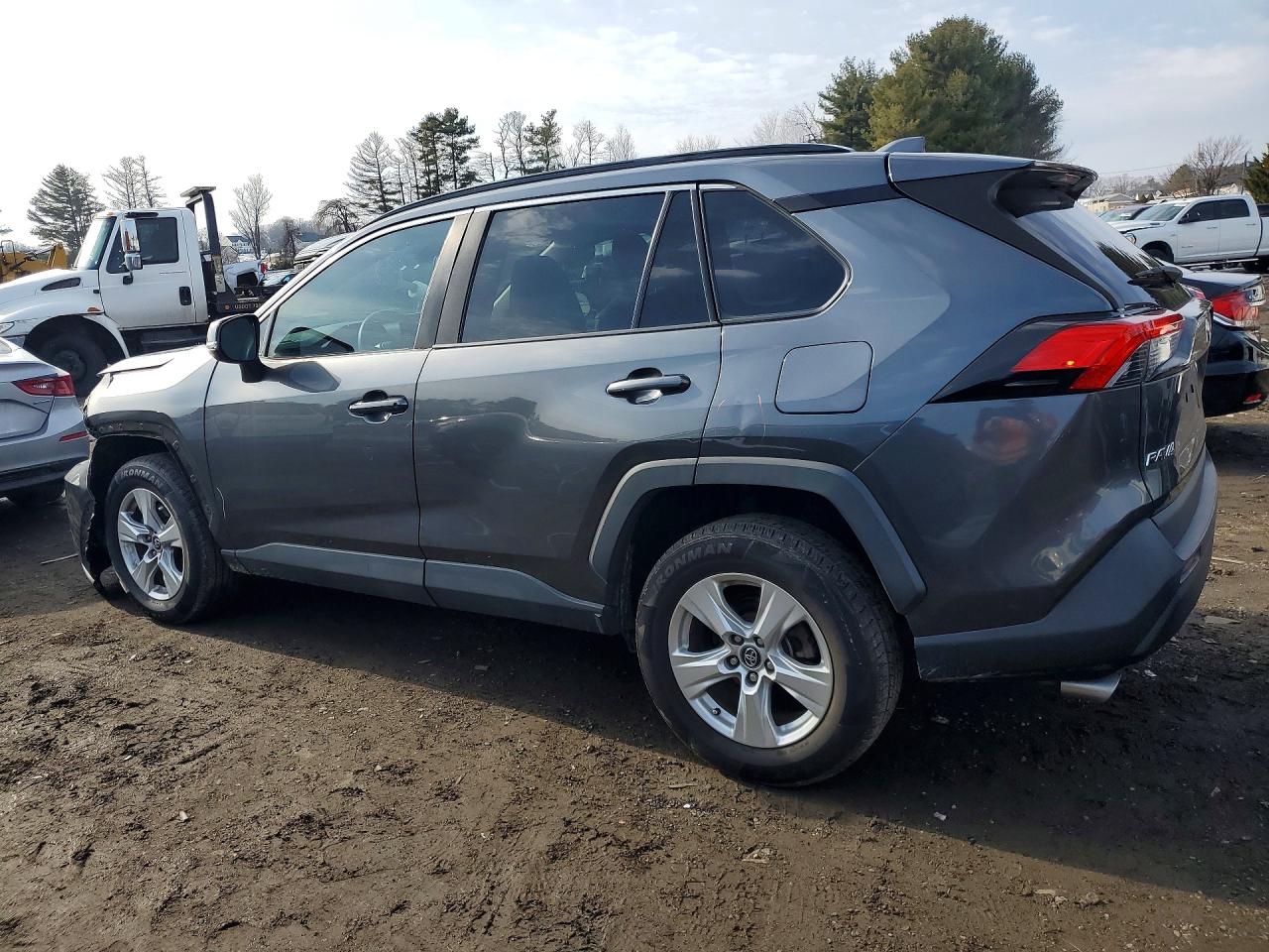 2021 TOYOTA RAV4 XLE photo 4