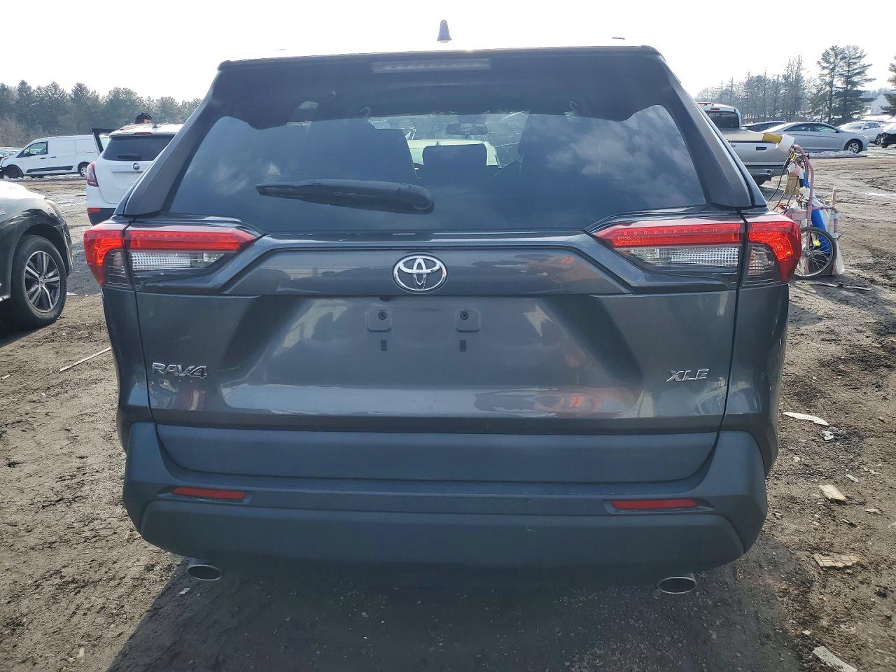 2021 TOYOTA RAV4 XLE photo 16