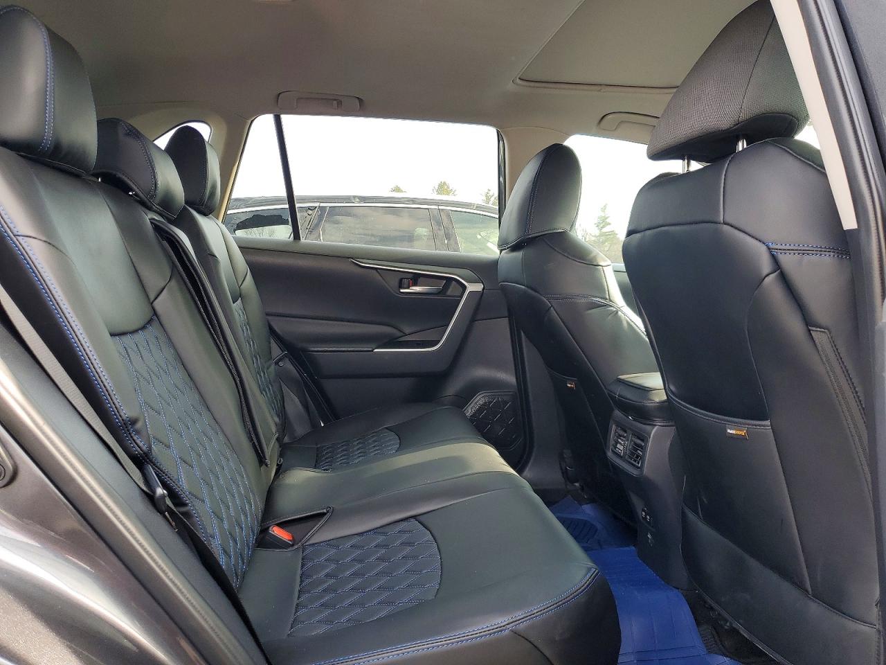 2021 TOYOTA RAV4 XLE photo 31