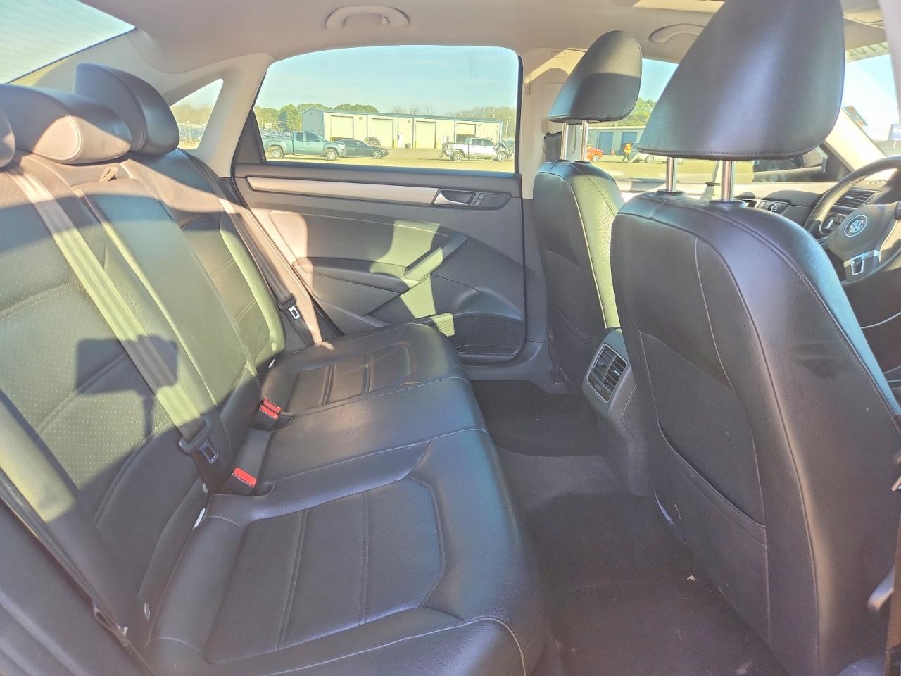 2014 VOLKSWAGEN PASSAT SE photo 19