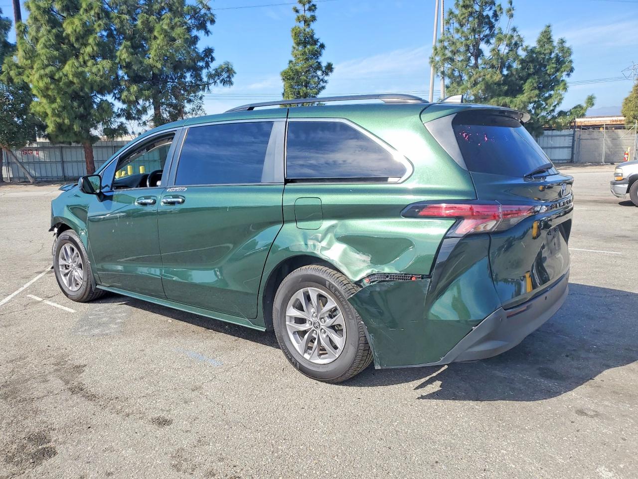 2022 TOYOTA SIENNA XLE 8-PASSENGER photo 2