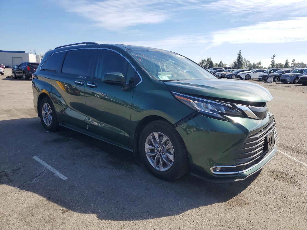 2022 TOYOTA SIENNA XLE 8-PASSENGER photo 4