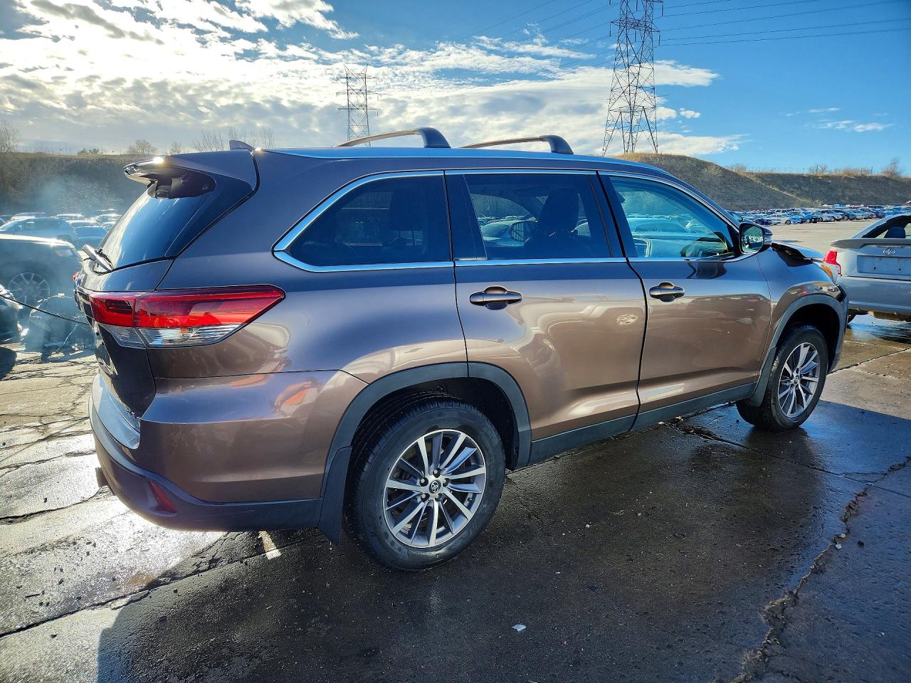2019 TOYOTA HIGHLANDER XLE photo 3