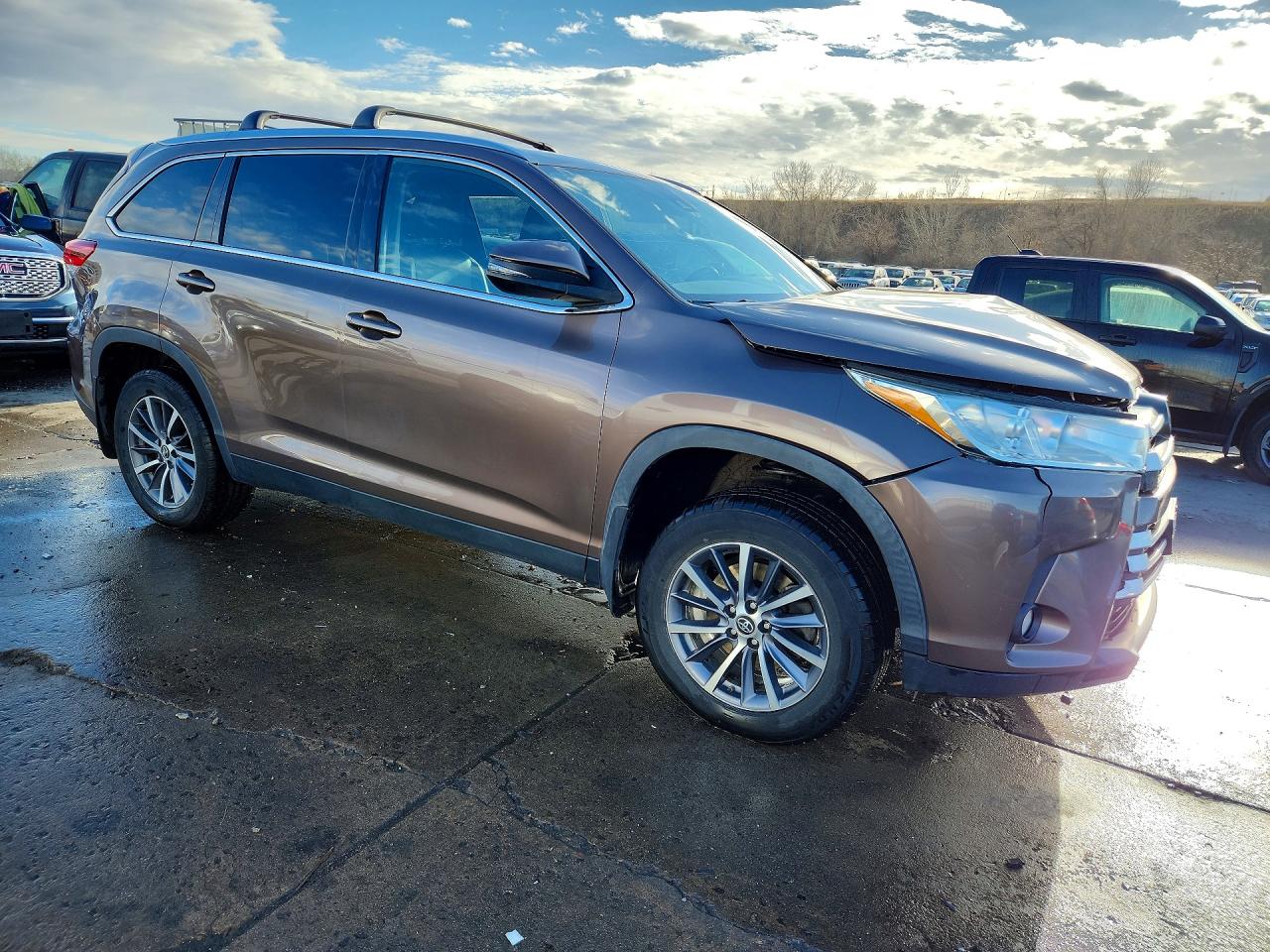 2019 TOYOTA HIGHLANDER XLE photo 4