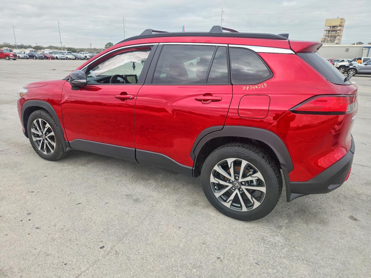 2025 TOYOTA COROLLA CROSS XLE photo 3