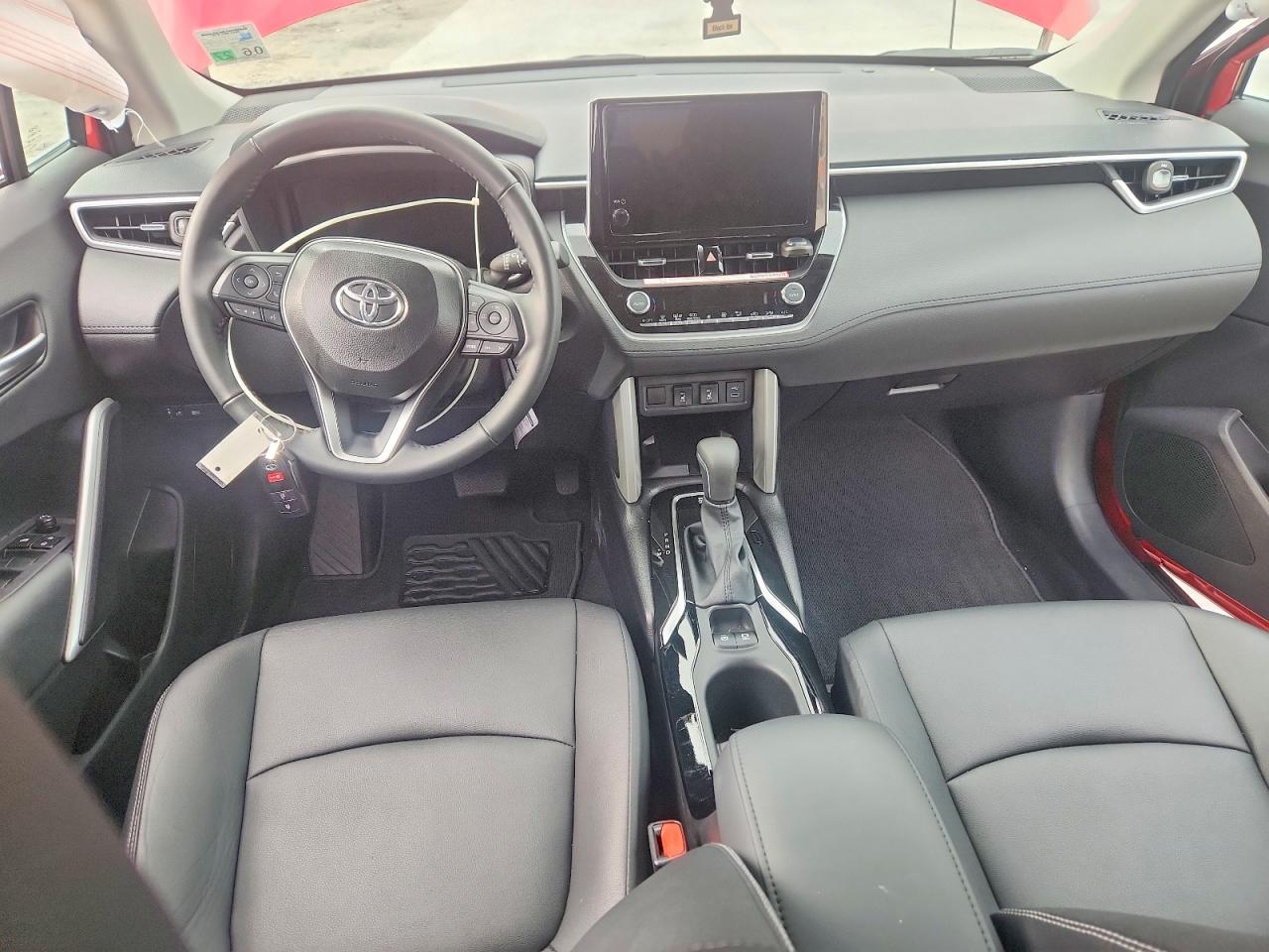 2025 TOYOTA COROLLA CROSS XLE photo 15