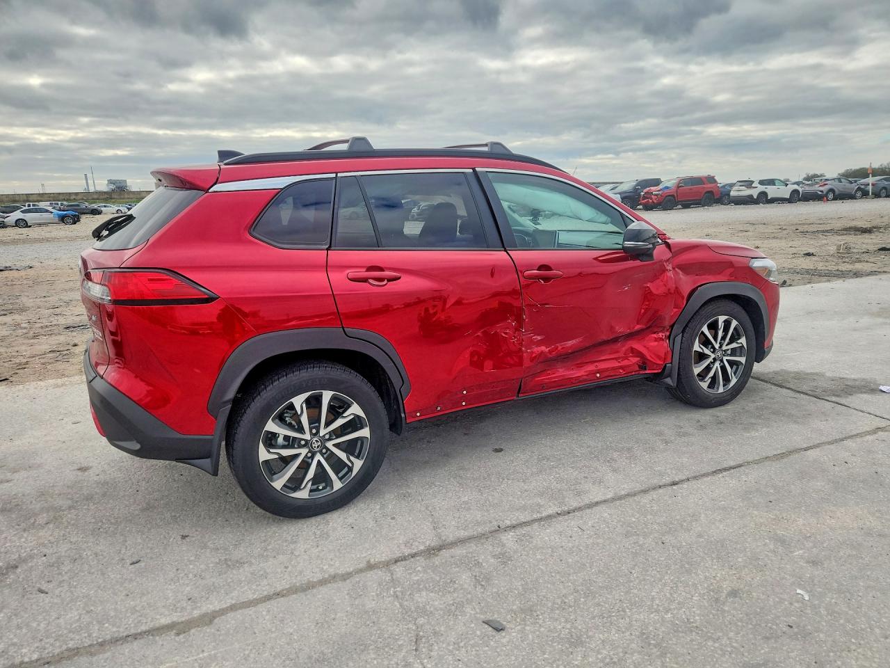 2025 TOYOTA COROLLA CROSS XLE photo 5
