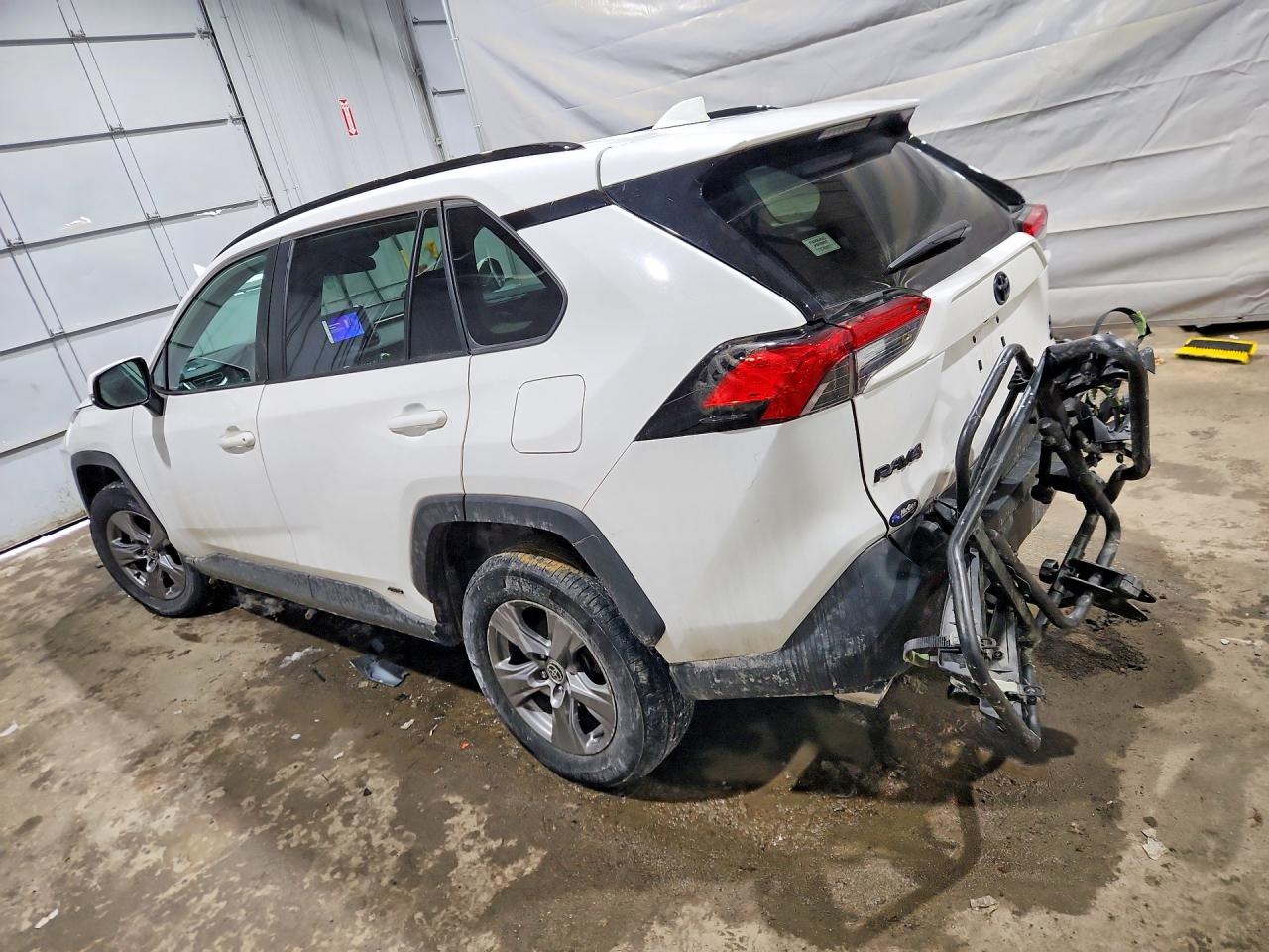 2024 TOYOTA RAV4 XLE photo 2