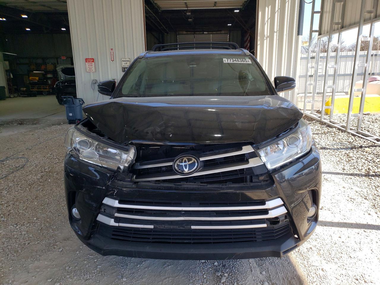 2018 TOYOTA HIGHLANDER XLE photo 9