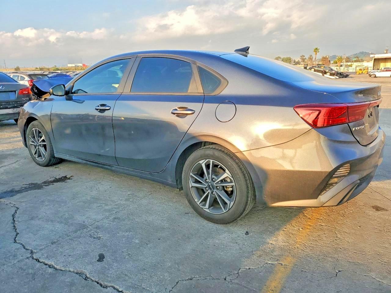 2023 KIA FORTE photo 2