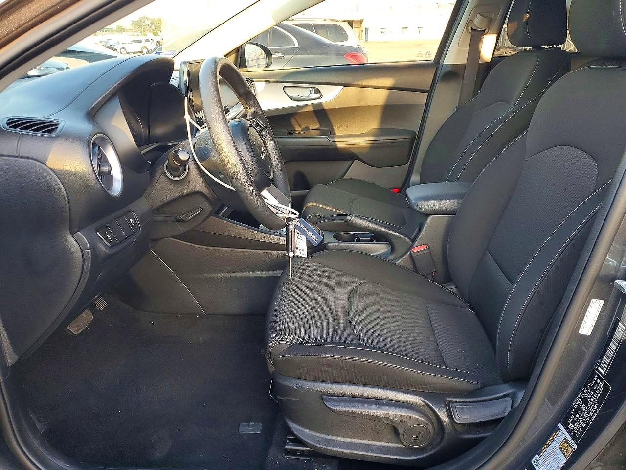 2023 KIA FORTE photo 7