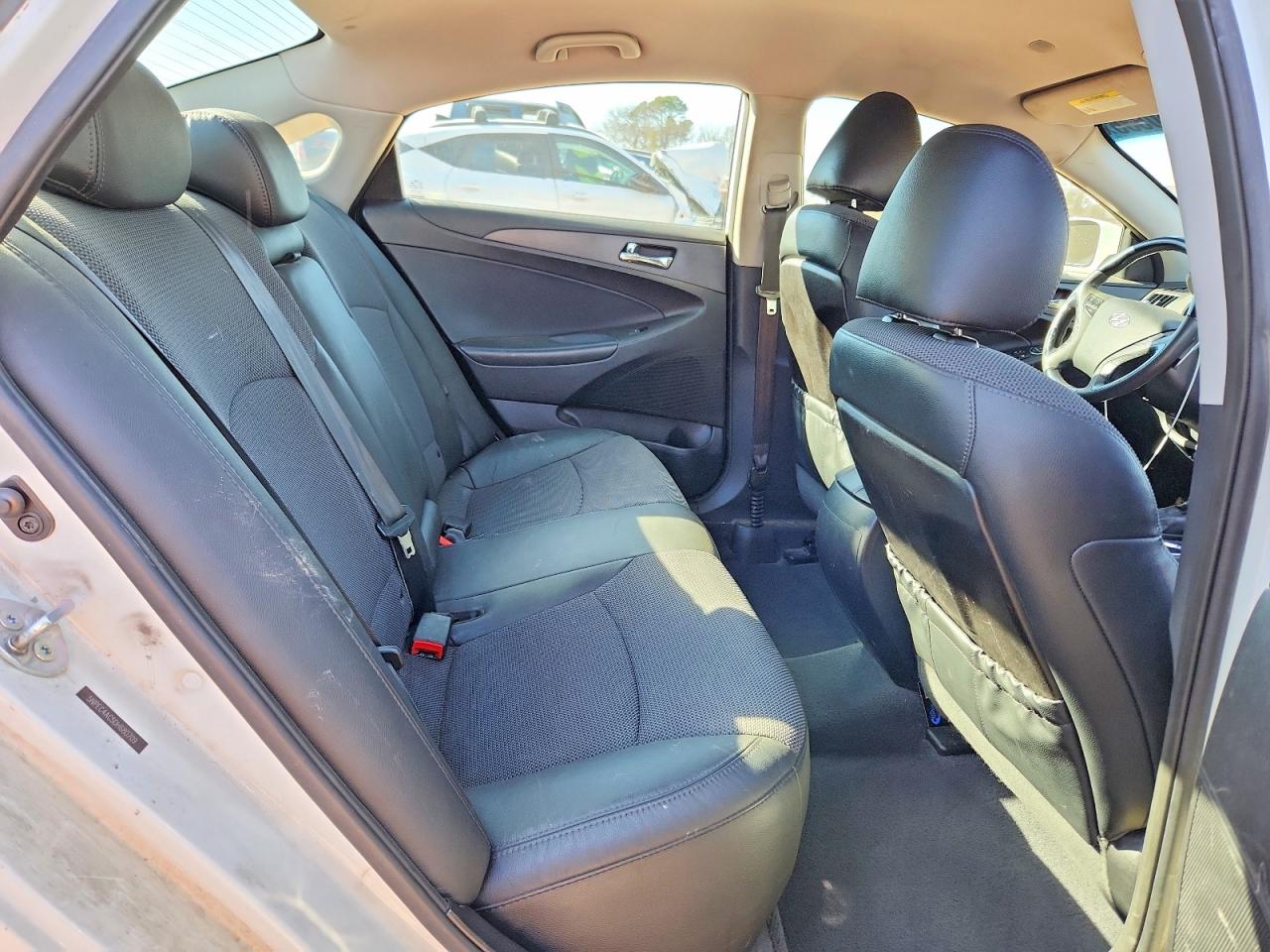 2013 HYUNDAI SONATA SE photo 19