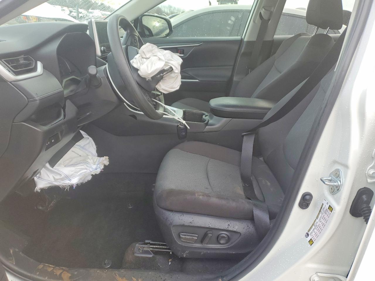 2025 TOYOTA RAV4 XLE photo 13