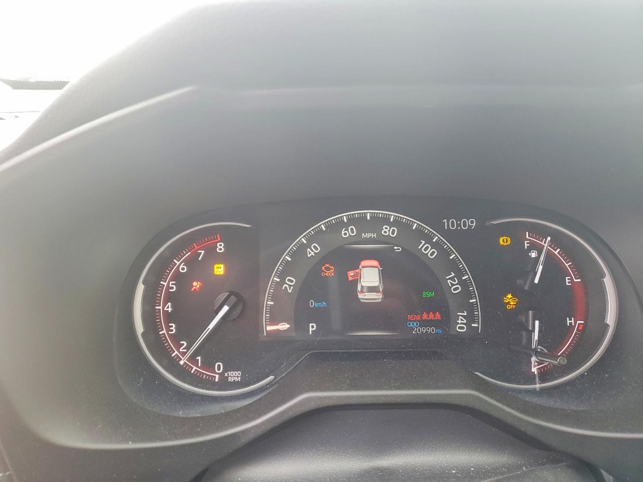 2025 TOYOTA RAV4 XLE photo 17