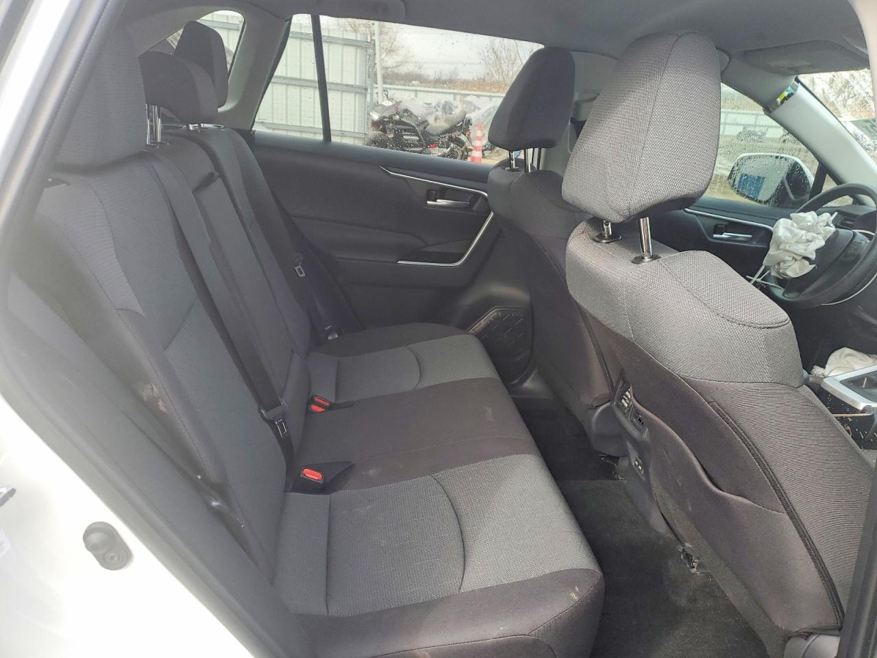 2025 TOYOTA RAV4 XLE photo 19