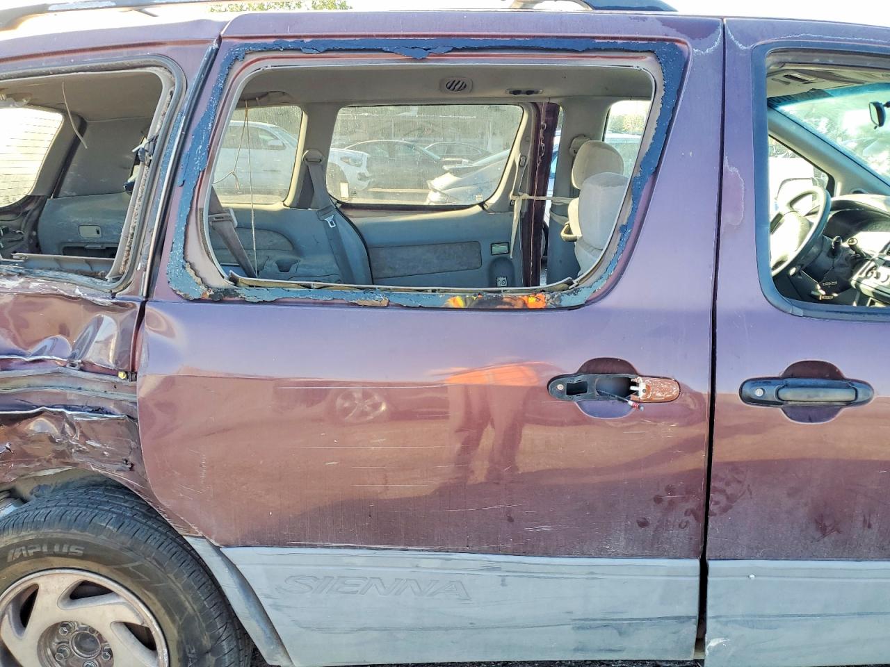 1998 TOYOTA SIENNA LE photo 11